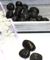 Nuummite tumbles